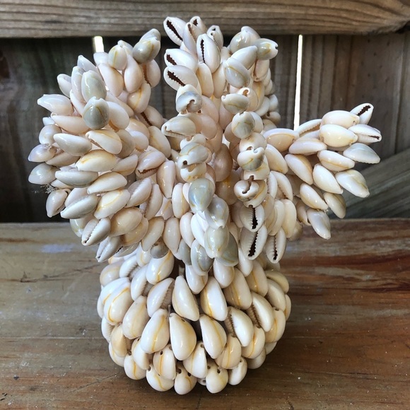 Vintage Mid Century Handmade Sea Shell Art Cowrie Shell Ruffled Edge 7" Vase - Picture 4 of 7
